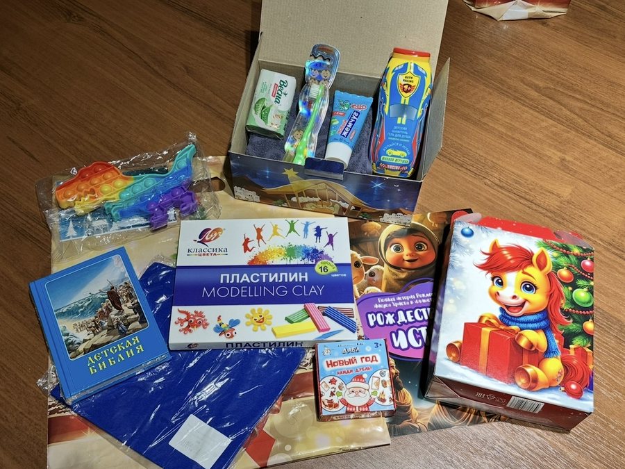 Подарок мальчику 4–7 лет: пластилин, игрушка-антистресс, настольная игра, книги, детская гигиена, сладкий подарок