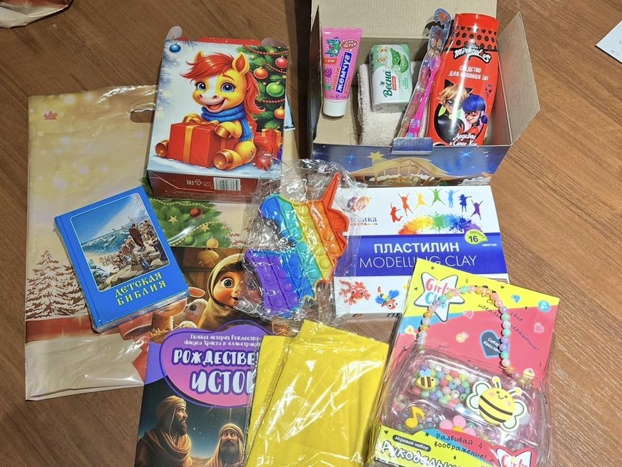 Подарок девочке 4–7 лет: набор для рукоделия с бусинами, пластилин, игрушка-антистресс, книги, колготки, детская гигиена, сладкий подарок