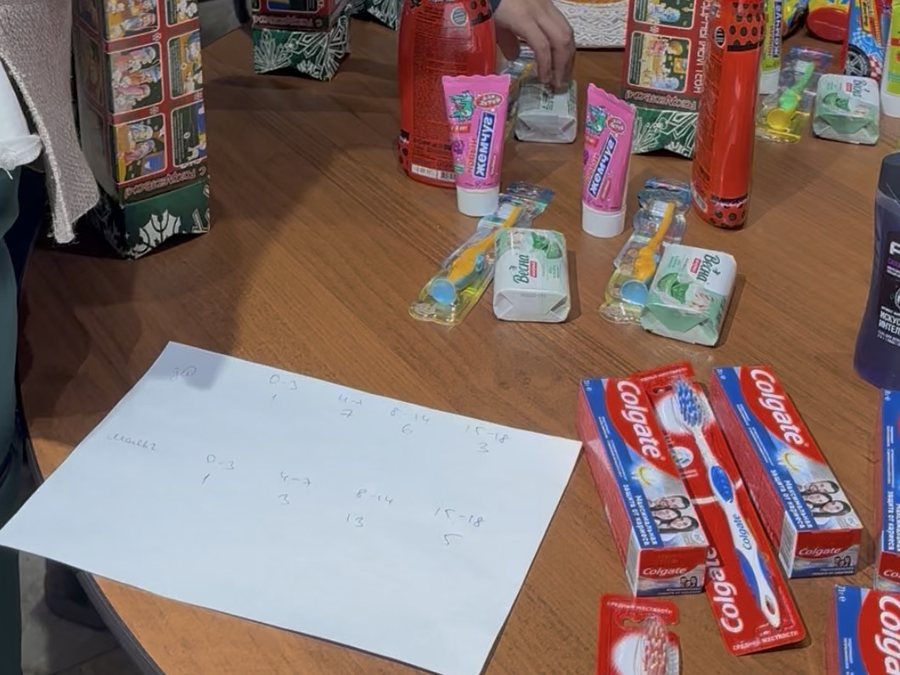 Рукописный список по полу и возрасту рядом с закупленными средствами гигиены